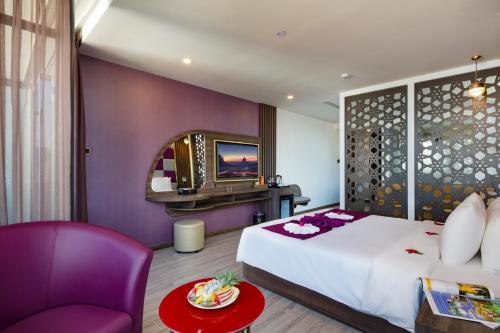 Кровать или кровати в номере V Hotel Nha Trang