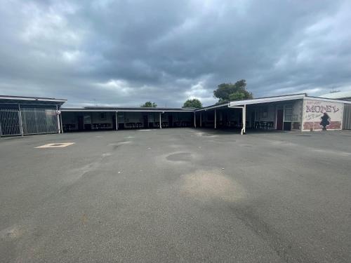 ein leerer Parkplatz vor einem Gebäude in der Unterkunft Dalby Hotel Motel in Dalby