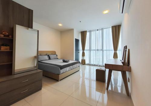 - une chambre avec un lit, une commode et un miroir dans l'établissement PJ Atria Sofo by SkyLimit Suites, à Petaling Jaya