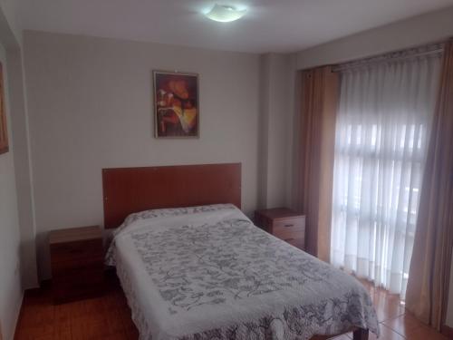 a bedroom with a bed and a window at Casa de Isabel in Arequipa