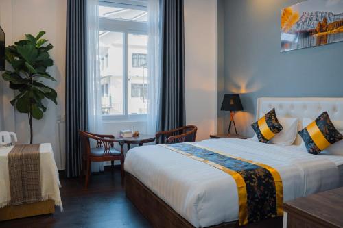 Un pat sau paturi într-o cameră la Ngọc Thùy Hotel