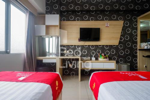 Televízia a/alebo spoločenská miestnosť v ubytovaní RedLiving Apartemen Star Semarang - Sky Tower Lantai 22