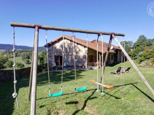 Gallery image of Gîte confortable avec sauna, cheminée, jardin, proche station de ski - FR-1-496-39 in Chevelière
