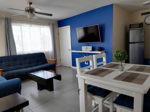 a living room with a couch and a table at Departamento moderno in Ciudad Juárez