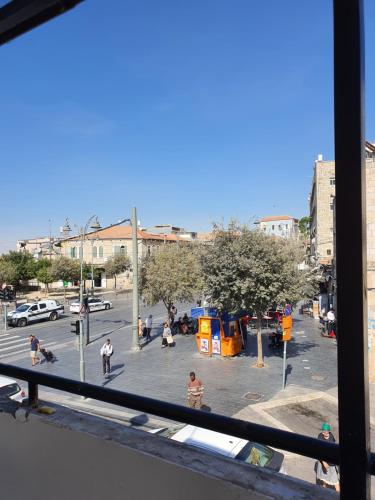 Una vista de una calle con gente en una ciudad en jerusalem city couple,group and family friendly hostel, en Jerusalén