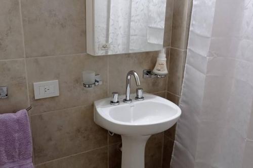 y baño con lavabo blanco y espejo. en Departamento completo en excelente zona en Paraná