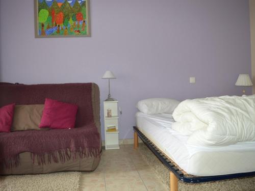 salon z łóżkiem i kanapą w obiekcie Appartement Les Angles, 2 pièces, 4 personnes - FR-1-593-79 w mieście Les Angles