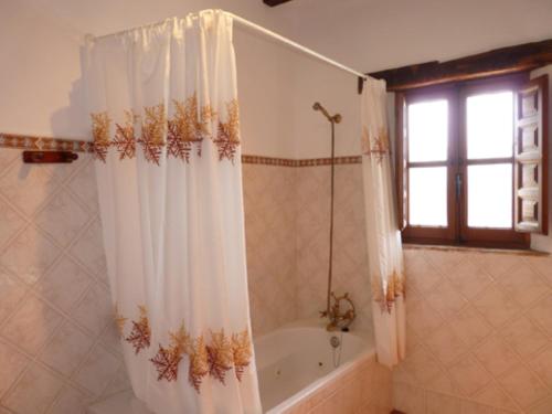 Łazienka w obiekcie House - 3 Bedrooms with Pool and WiFi - 01846