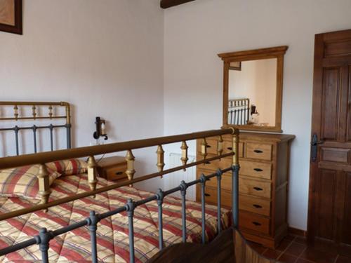 AlmácharにあるHouse - 3 Bedrooms with Pool and WiFi - 01846のベッドルーム1室(ベッド1台、ドレッサー、鏡付)
