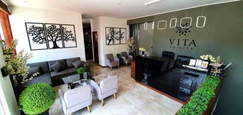 sala de estar con sofá y mesa en Vita Hoteles Arequipa, en Arequipa