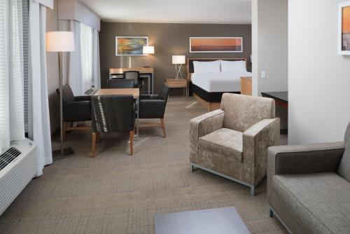 Habitación con sala de estar y dormitorio. en Holiday Inn Spokane Airport, an IHG Hotel en Spokane