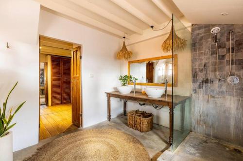 ein Badezimmer mit zwei Waschbecken und einem Spiegel in der Unterkunft Oma Villa - A tropical sanctuary of Seminyak in Seminyak