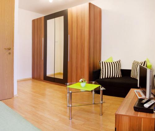 ein Wohnzimmer mit einem Sofa und einem Tisch in der Unterkunft Apartments Shock in Cerkno