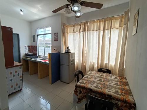 Dapur atau dapur kecil di UA KK Homestay