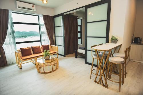 - un salon avec un canapé et une table dans l'établissement TF Sunset Ocean View Homestay - Jesselton Quay, à Kota Kinabalu