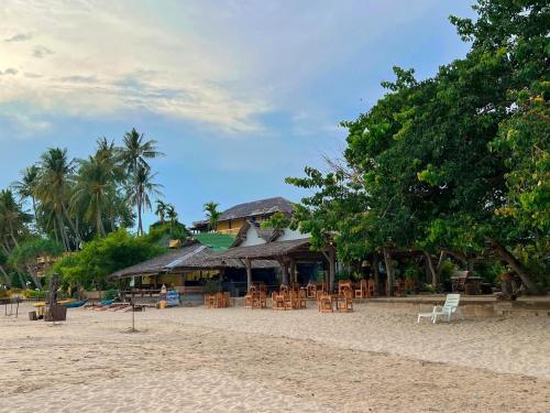 un complejo con sillas y mesas en una playa en Kantiang Bay View Resort, en Ko Lanta