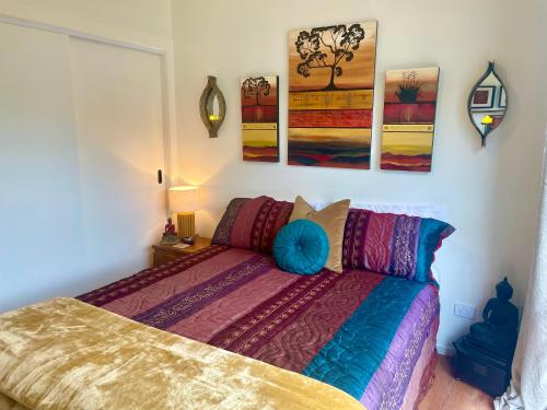 Una cama o camas en una habitación de Ballygelvar