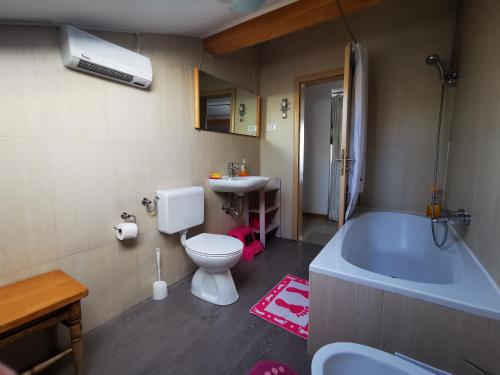 ein Badezimmer mit einer Badewanne, einem WC und einem Waschbecken in der Unterkunft Anita Studio apartment with terrace in Rijeka