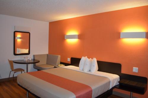 Motel 6 Kingsland - Ultra Sparkling - Indoor Hotel - Non-Smoking Property with New Chiropractor approved beds - 24 Hour Coffee Bar - On-Site Shoeshine - Free Fiber Speed WiFi Internet in all room - Book NOW and Save