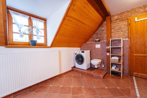 La salle de bains est pourvue de toilettes et d'une fenêtre. dans l'établissement Andělský Dvůr, à Světce