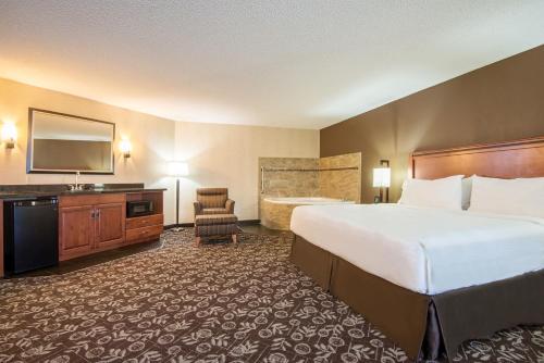um quarto de hotel com uma cama grande e uma televisão em Holiday Inn Express Casper I-25, an IHG Hotel em Casper