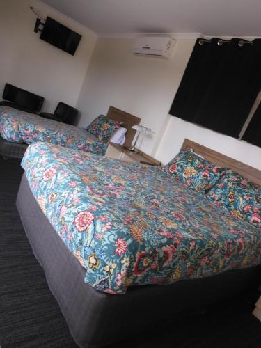 Katil atau katil-katil dalam bilik di Dalby Parkview Motel