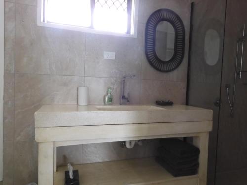 Bilik mandi di Dalby Parkview Motel