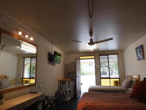 Katil atau katil-katil dalam bilik di Dalby Parkview Motel