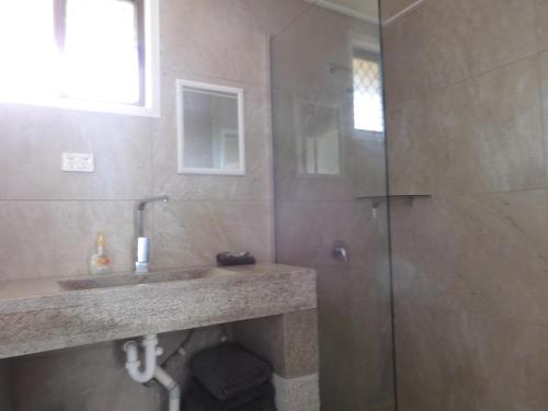 Bilik mandi di Dalby Parkview Motel