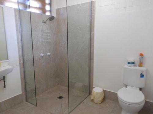 Bilik mandi di Dalby Parkview Motel