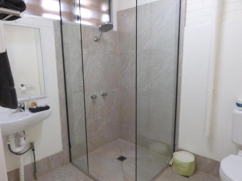 Bilik mandi di Dalby Parkview Motel