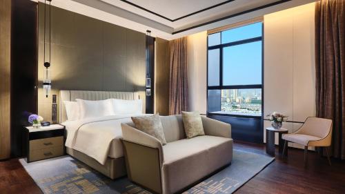 Postel nebo postele na pokoji v ubytování Crowne Plaza Wuhan Development Zone by IHG