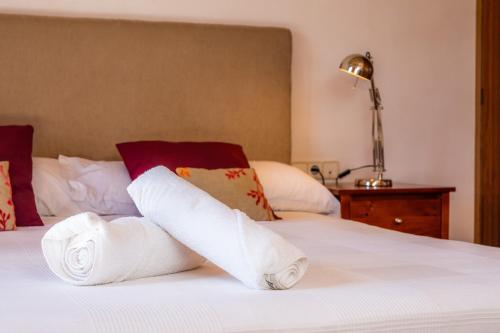 a pile of towels sitting on top of a bed at Sa Torreta in Algaida