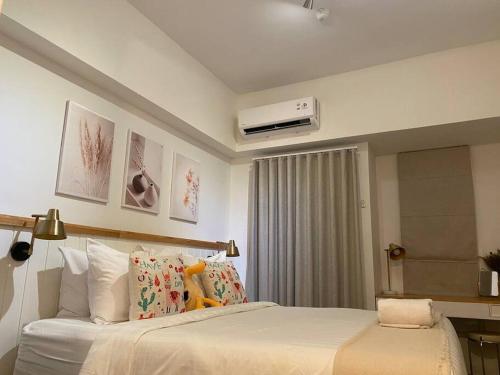 1 Schlafzimmer mit einem Bett und Klimaanlage in der Unterkunft Camaya at tanglin apartement in Lontar