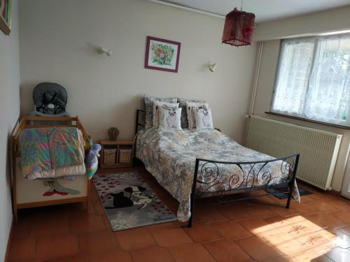 - une chambre avec un lit dans une pièce dotée d'une fenêtre dans l'établissement Jardin Fleuri, à Lingolsheim