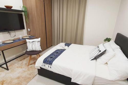 Postel nebo postele na pokoji v ubytování KOZI Square New SGH Cozy Home 7A