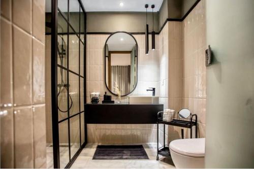 La salle de bains est pourvue d'un lavabo, de toilettes et d'un miroir. dans l'établissement Upscale flat with Gym, à Casablanca