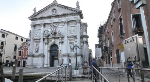 Un gran edificio blanco con un reloj encima. en B&B Venice 1964, en Venecia