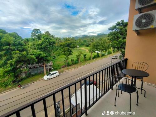 d'un balcon avec vue sur une route. dans l'établissement เกสต์เฮาส์ชูบีมา Guesthouse Chubeema Coffee & Tea, à Ban Mai Ngae