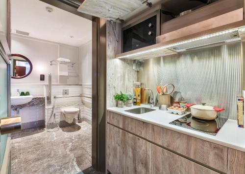 シンガポールにあるAnn Siang House, The Unlimited Collection managed by The Ascott Limitedの洗面台とトイレ付きのバスルーム