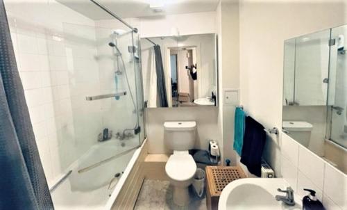 Koupelna v ubytování Large London apartment near Portobello Market, Notting Hill