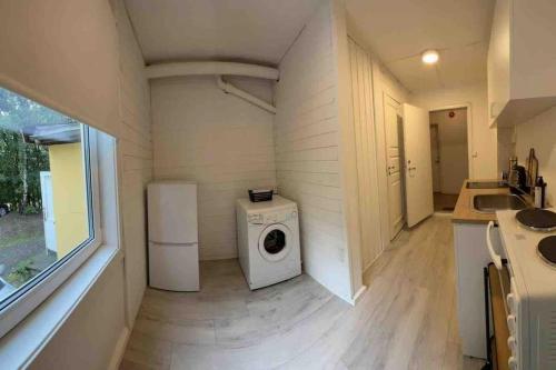 a laundry room with a washer and dryer in a house at Sentral leilighet i Gamle Oslo in Oslo