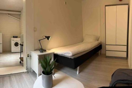 małą sypialnię z łóżkiem w pokoju w obiekcie Sentral leilighet i Gamle Oslo w Oslo