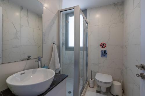 Ett badrum på Kmeidos 1-Bedroom Apartment in Larnaca