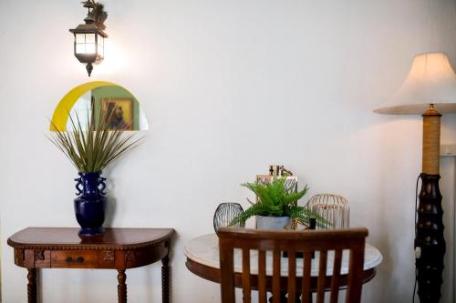 a room with a table and two chairs and a lamp at Natural Park Resort Pattaya in Jomtien Beach