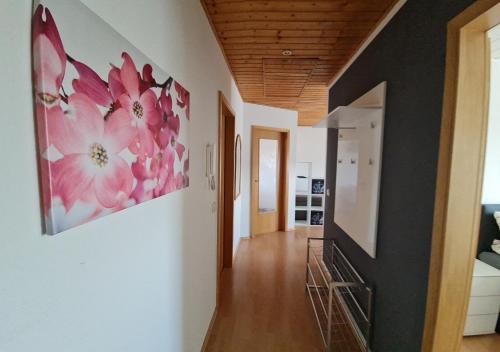 een hal met een schilderij van bloemen aan de muur bij Ferienwohnung Carola in Altenburg