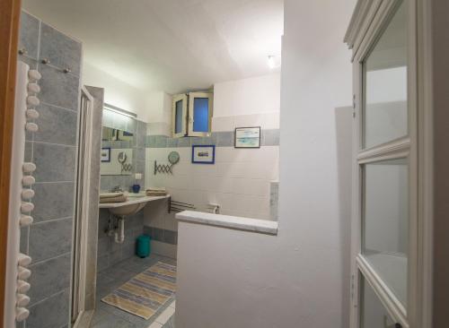 a bathroom with a sink and a mirror at Casa degli Stecchi in Capoliveri