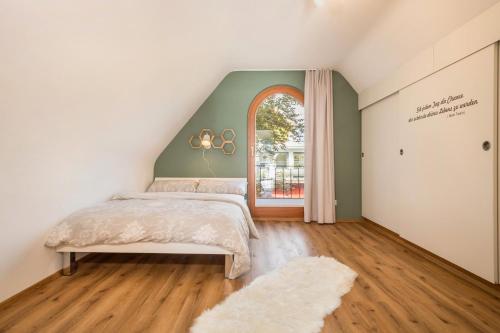 1 dormitorio con cama y ventana en Seekind, en Kressbronn am Bodensee