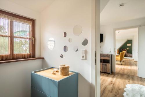 Pokój z niebieską szafką i salonem w obiekcie Seekind w mieście Kressbronn am Bodensee