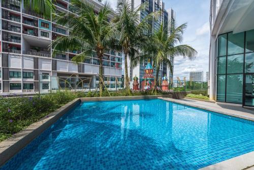 uma grande piscina azul em frente a um edifício em i-City Premier Suites Shah Alam em Shah Alam